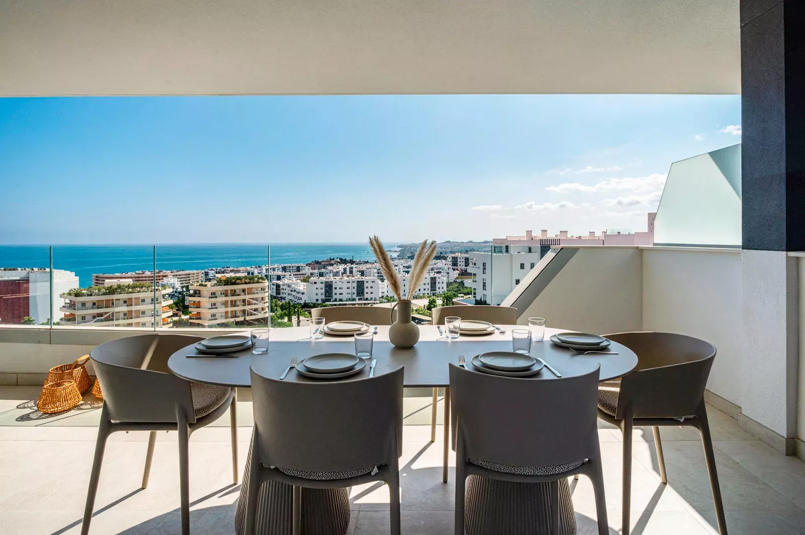 Terrace with dining table and chairs facing the sea at HW3