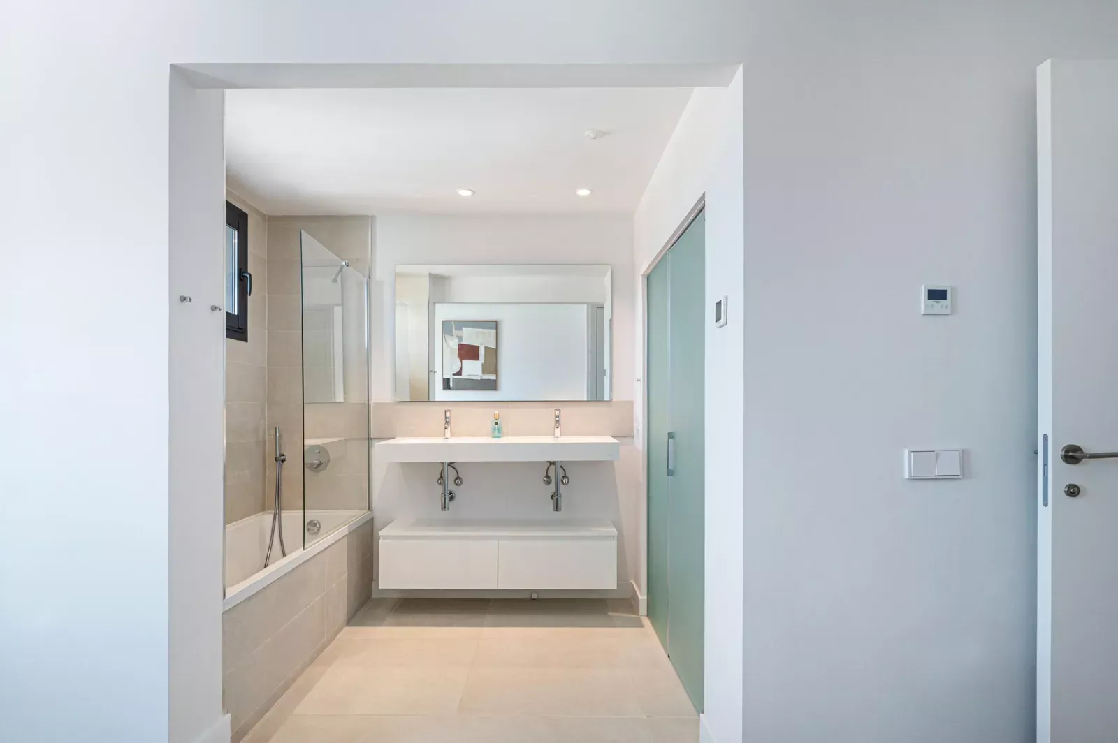 Bathroom with a washbasin and large mirror in the HW3 apartment