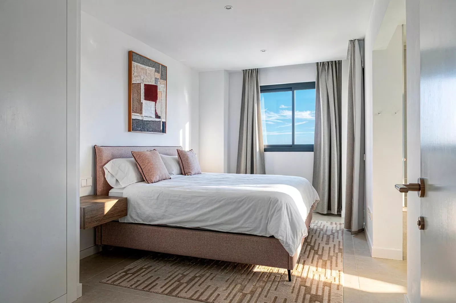 Bedroom with a double bed and a picture on the wall in HW3