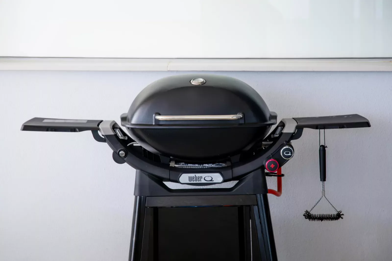 Black gas barbecue on the terrace of the HW3 apartment