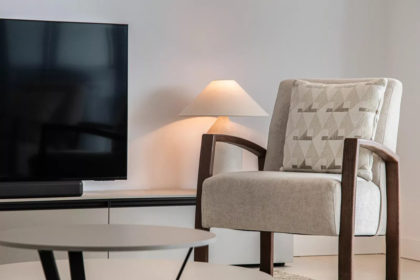 Living-room corner with a TV and upholstered armchair in HW3